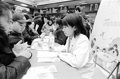 蘭州大學(xué)第一醫(yī)院舉行“新年！新高度！”兒童保健義診活動