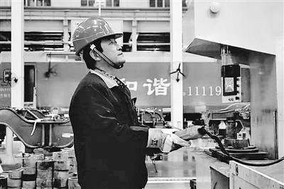 蘭州：寒夜黃河邊，他一把拉出落水大學(xué)生