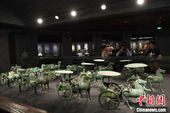圖為甘肅省博物館展陳的東漢銅奔馬車陣。(資料圖) 楊艷敏 攝