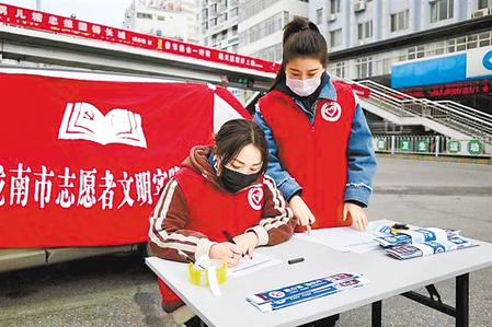 這個(gè)春天，那一抹鮮亮的“志愿紅”　——隴原志愿者戰(zhàn)“疫”記
