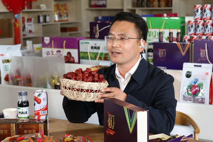 “縣長(zhǎng)直播天團(tuán)”唱響“甘貨春之聲”，售出近30種甘貨1萬余件 開進(jìn)直播間的網(wǎng)絡(luò)扶貧博覽會(huì)，受百萬網(wǎng)友點(diǎn)贊 