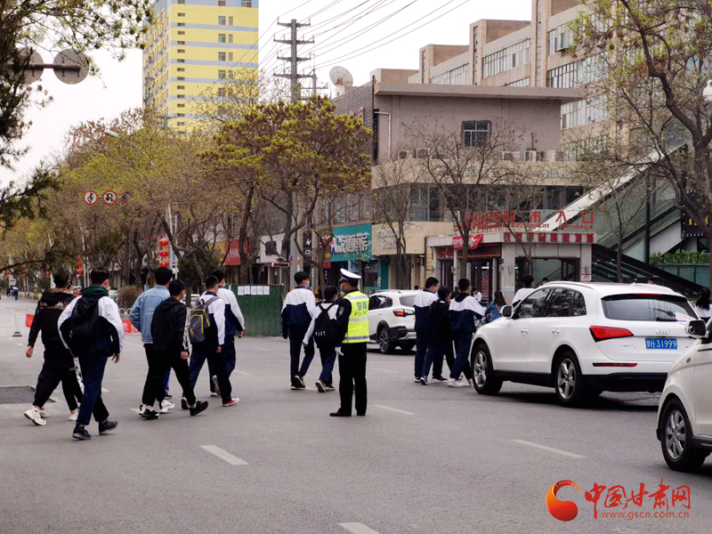 保駕護(hù)航！涼州公安交警“護(hù)學(xué)崗” 撐起“平安傘”