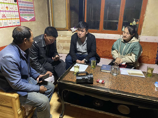 圖為木耳鎮(zhèn)紀(jì)檢干事盧建民（左三）連夜在多壩村多壩組奚連德家中了解受災(zāi)情況，排查安全隱患，并宣傳發(fā)生次生災(zāi)害的相關(guān)知識(shí)。_副本.jpg