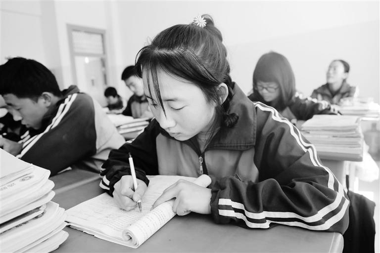 慶陽(yáng)環(huán)縣這名小姑娘，柔弱肩膀撐起一個(gè)大家庭