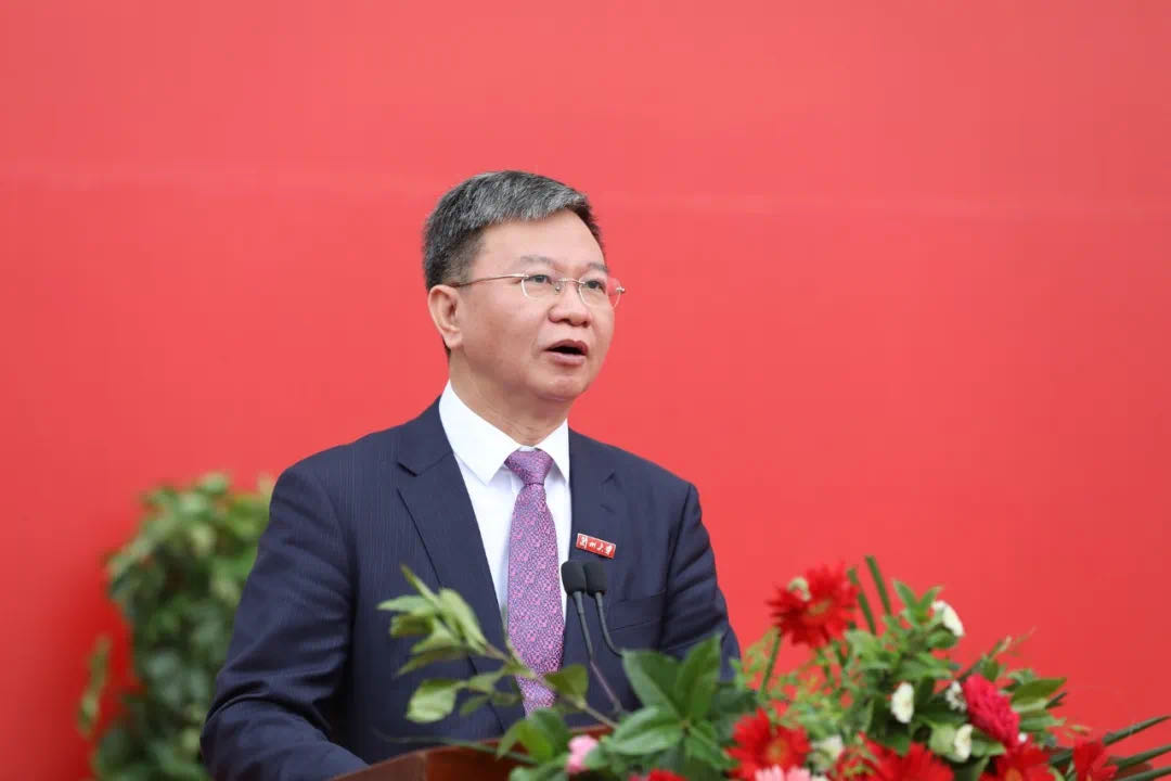 蘭州大學(xué)校長(zhǎng)嚴(yán)純?nèi)A寄語(yǔ)2020屆本科畢業(yè)生：做敢擔(dān)當(dāng)、能擔(dān)當(dāng)、有擔(dān)當(dāng)?shù)娜?>
        </a><em>蘭州大學(xué)校長(zhǎng)嚴(yán)純?nèi)A寄語(yǔ)2020屆本科畢業(yè)生：做敢擔(dān)當(dāng)、能擔(dān)當(dāng)、有擔(dān)當(dāng)?shù)娜?/em></li>
    <li><a  target=