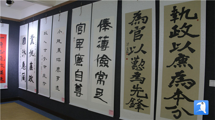 7月1日上午，定西市通渭縣紀(jì)委監(jiān)委舉辦“襄郡清風(fēng)·喜迎建黨99周年”廉政文化書畫展，共同為黨的生日獻(xiàn)禮。_副本.jpg