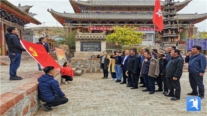 “七一”前夕，甘南州紀(jì)委監(jiān)委機(jī)關(guān)第二黨支部組織支部黨員和幫扶村黨員赴臨潭縣新城鎮(zhèn)蘇維埃舊址紅色教育基地參觀學(xué)習(xí)活動。_副本.jpg