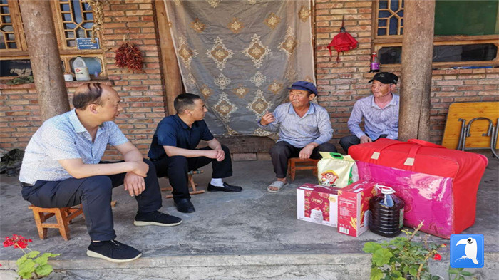 在建黨99周年來臨之際，隴南市禮縣紀(jì)委監(jiān)委在中壩鎮(zhèn)、三峪鄉(xiāng)開展“七一”慰問老黨員、困難黨員活動，為他們送去組織的關(guān)懷和節(jié)日的問候。_副本.jpg