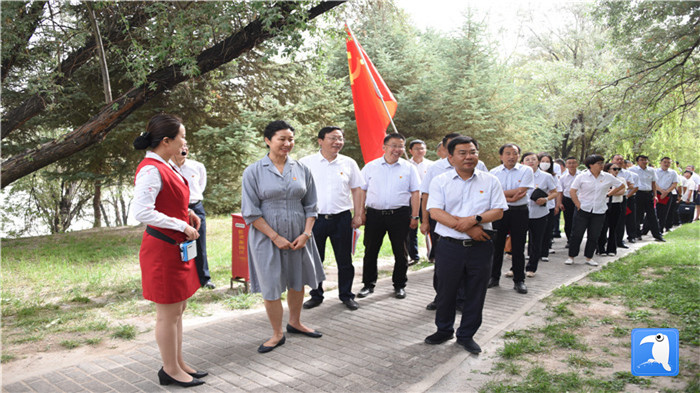 7月1日，嘉峪關(guān)市紀(jì)委監(jiān)委機(jī)關(guān)黨委在迎賓湖絲路廉潔文化主題公園舉行慶祝黨建99周年迎“七一”主題黨日活動。_副本.jpg