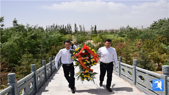 七一”前夕，白銀市紀(jì)委監(jiān)委機(jī)關(guān)黨委組織黨員來到紅軍西路軍景泰烈士陵園開展主題黨日活動。 朱鵬拍攝_副本.jpg