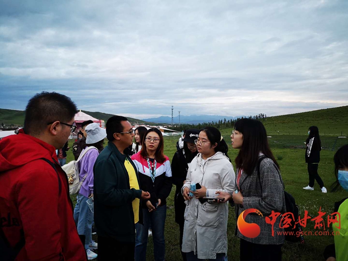 “草原教學(xué)”別開生面  《甘南日報(bào)》記者馬保真對(duì)蘭大新聞學(xué)子進(jìn)行實(shí)務(wù)指導(dǎo)