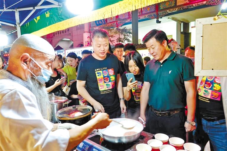 鄭州餐飲同行“打卡”金城夜市：“月光下的蘭州美食，唇齒留香”