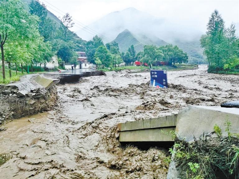 暴雨襲擊定西岷縣漳縣 境內(nèi)兩條國(guó)道遭水毀中斷 過(guò)往車(chē)輛要繞行