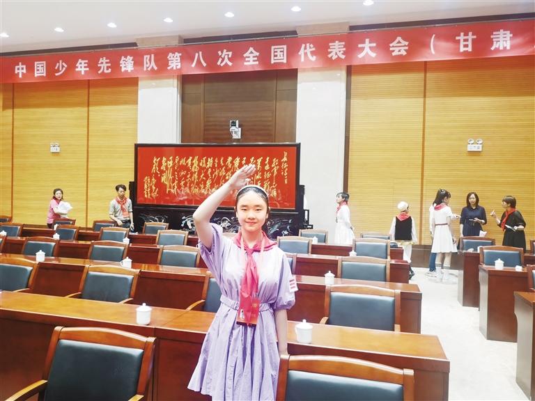 代表蘭州少先隊員參加全國少代會——這個小姑娘，攢勁！