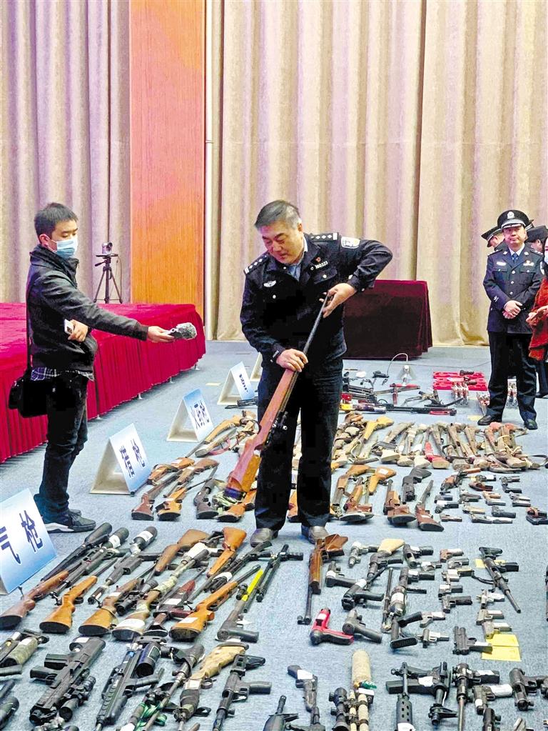 全省公安機關(guān)集中統(tǒng)一銷毀非法槍爆物品
