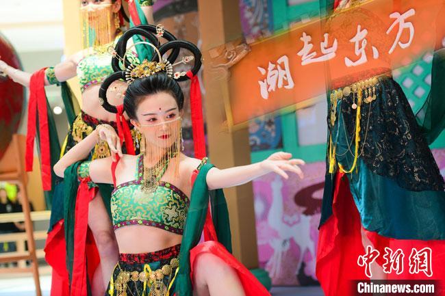 圖為今年9月5日，在重慶亮相的敦煌博物館“潮起東方”主題活動(dòng)現(xiàn)場(chǎng)。敦煌博物館供圖