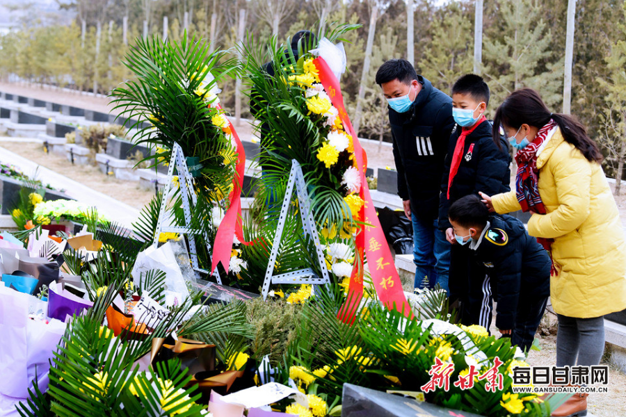 委托快遞、自發(fā)前往，社會(huì)各界在陳紅軍烈士墓前獻(xiàn)花致敬