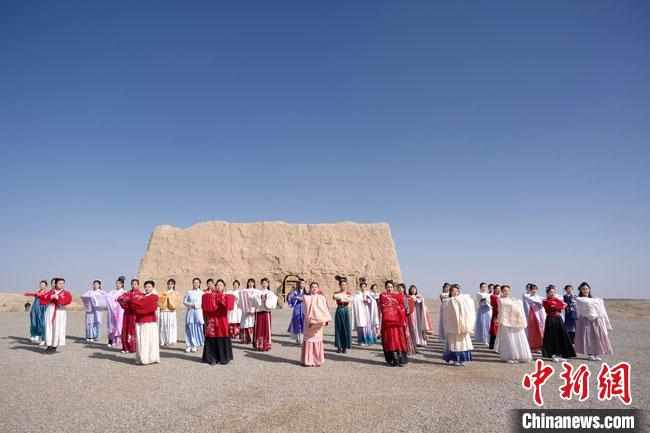 數(shù)十位身著古裝的女性通過體驗賞漢舞、習漢禮、吟誦詩詞等中華傳統(tǒng)文化，再現(xiàn)古絲綢之路的繁華盛景?！∏窳?攝