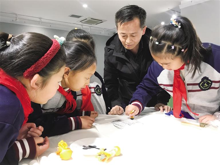 “2021我們的節(jié)日·活態(tài)非遺”系列活動正式啟動  首期活動“清明節(jié)——時光里的中國”展示傳統傳拓藝術