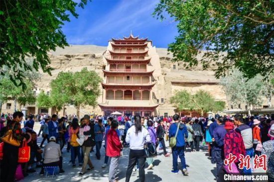 中國(guó)農(nóng)歷四月初八，敦煌民眾傳承歷史習(xí)俗，前往莫高窟燒香禮佛、祈福。(資料圖) 王斌銀 攝
