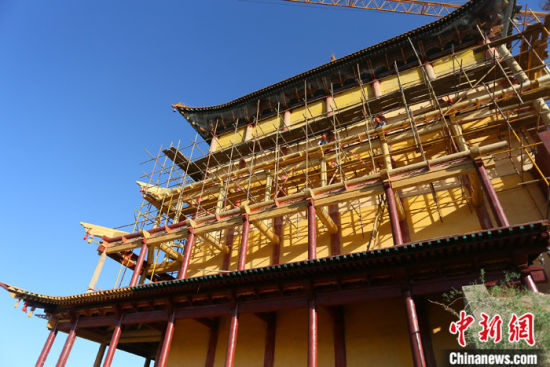 圖為5月上旬，甘肅山丹縣大佛寺內(nèi)，正在修繕中的古建筑大雄寶殿。 中新社記者 高展 攝