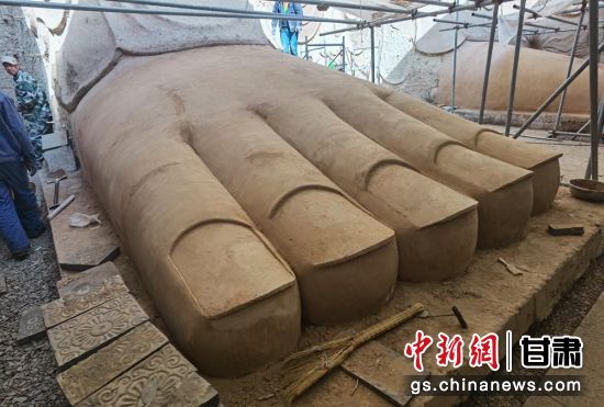 圖為中國“石窟鼻祖”天梯山石窟第13窟大佛足部與局部危巖體搶救性保護(hù)項(xiàng)目施工現(xiàn)場(chǎng)。陳曉斌 攝