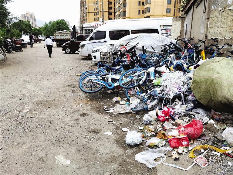 百米土路臟亂差，誰來管？經(jīng)記者協(xié)調(diào)，社區(qū)組織志愿者進(jìn)行了清理