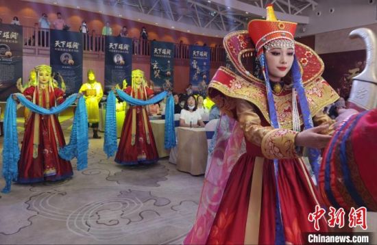 圖為中國首部邊塞史詩劇《天下雄關(guān)》首演發(fā)布會現(xiàn)場。　崔琳 攝