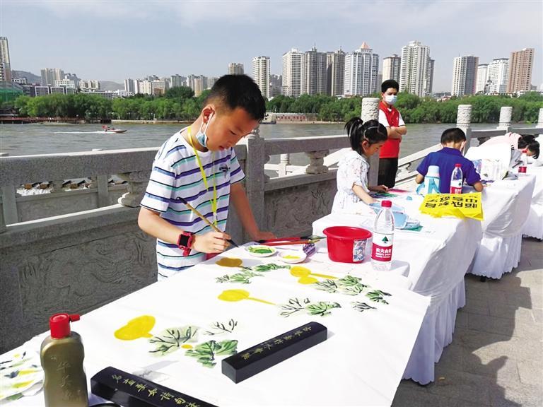 翰墨繪百年 快樂(lè)度“六一” 少年兒童現(xiàn)場(chǎng)書(shū)畫創(chuàng)作活動(dòng)舉辦