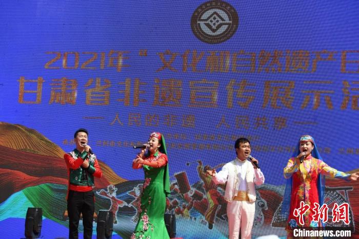 圖為甘肅臨夏回族自治州非遺傳承人演唱花兒。　楊艷敏 攝