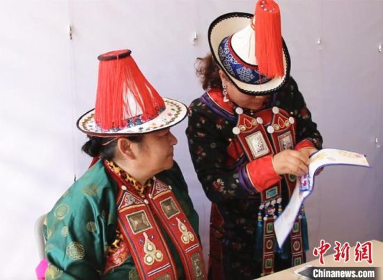 圖為用活態(tài)傳習(xí)的模式促進(jìn)裕固族非物質(zhì)文化遺產(chǎn)的保護(hù)傳承?！∈缝o靜 攝