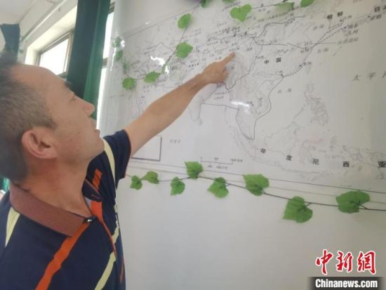 圖為甘肅省社會科學(xué)院絲綢之路研究所所長侯宗輝指出《絲綢之路古文明》課題組考察線路。　閆姣 攝