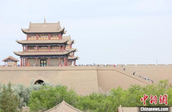 歷經(jīng)數(shù)十載保護(hù)修繕的古老關(guān)城得以延年益壽，成為了海內(nèi)外游客“絲路游”的必經(jīng)打卡地?！「哒?攝