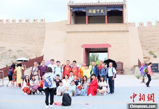 歷經(jīng)數(shù)十載保護(hù)修繕的古老關(guān)城得以延年益壽，成為了海內(nèi)外游客“絲路游”的必經(jīng)打卡地?！「哒?攝