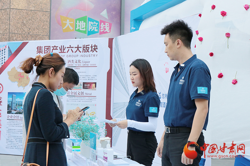 一場涉及人事、財(cái)務(wù)、工程等多個(gè)領(lǐng)域招聘會(huì)在蘭舉辦 為300余人提供就業(yè)機(jī)會(huì)
