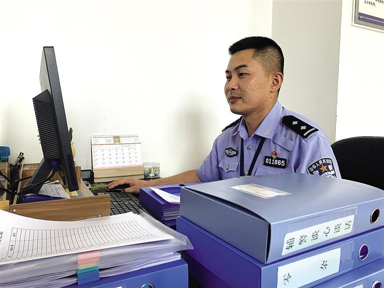“身為黨員，就應(yīng)該第一個往前沖”