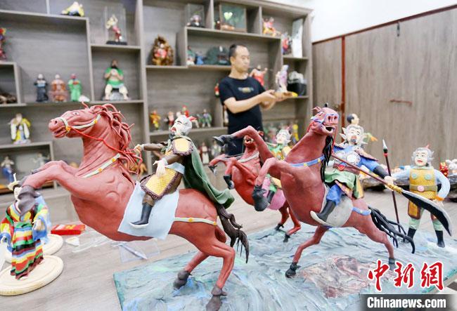 安秋平是成州面塑第五代傳承人，也是當(dāng)?shù)匚ㄒ粓允孛嫠苤谱鞯娜??！「哒?攝