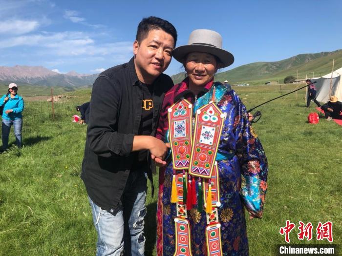 圖為拍攝紀錄片《西茂的婚禮》期間，張輝剛(左)與裕固族老人合影留念。(資料圖) 張輝剛供圖
