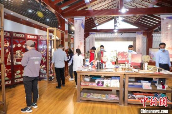 圖為甘肅“一會一節(jié)”期間，位于敦煌的天水市展館中，民眾觀賞文創(chuàng)產(chǎn)品?！「拭C省文化和旅游廳供圖