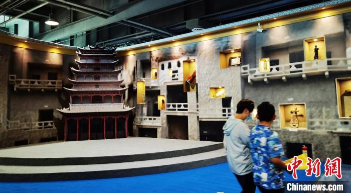 該展覽還借助科技手段，復原“藏經洞”場景，將莫高窟“搬進”展廳?！《∷?攝
