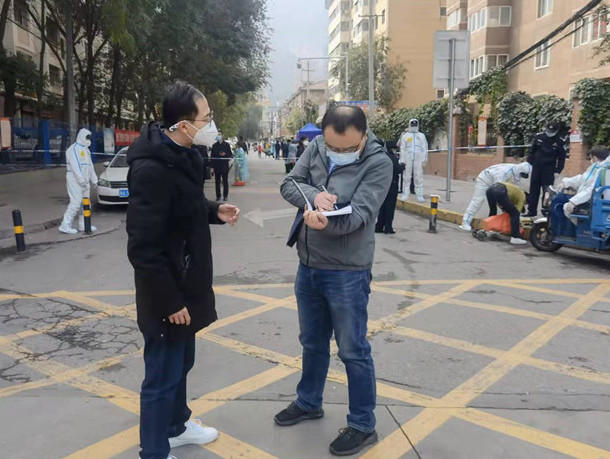 蘭州市紀委監(jiān)委干部下沉一線詳細詢問疫情防控情況。.jpg