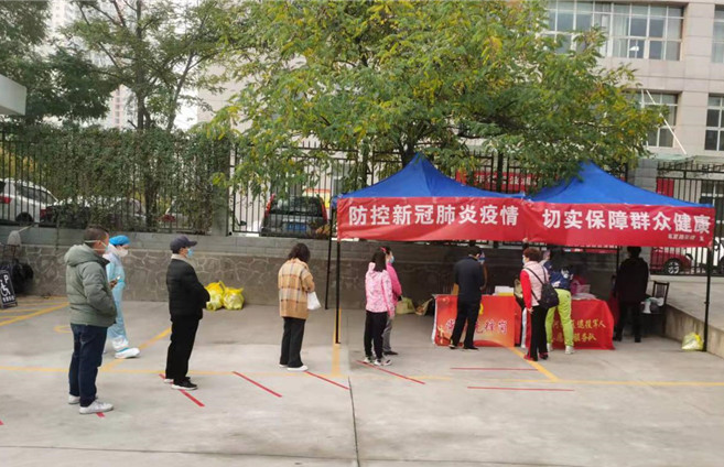 城關區(qū)紀委監(jiān)委各監(jiān)督檢查組督促各街道核酸檢測點落實“一米線”制度。.jpg