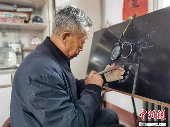 圖為陶世清在創(chuàng)作中?！钅?攝