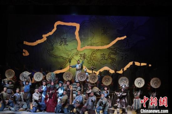 作為隴劇“梅花”，雷通霞在《大禹治水》中甘當(dāng)“綠葉”，該劇推出后，反響十分熱烈。(資料圖) 楊艷敏 攝