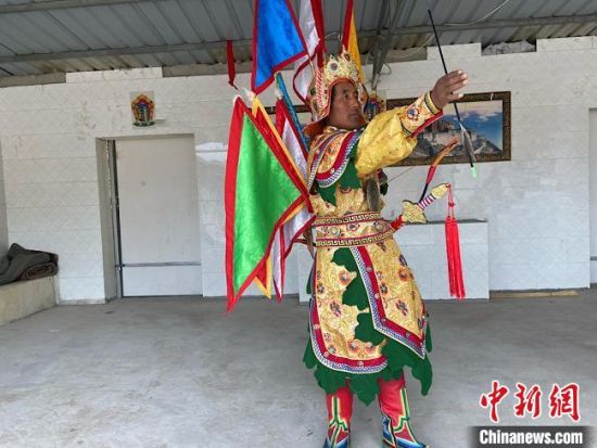 圖為完代才讓在外木村戲臺(tái)出演?！∷巫雨?攝