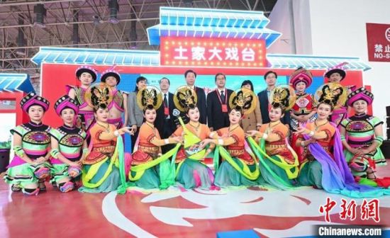 11月26日，“甘肅團”在首屆中國(武漢)文化旅游博覽會展區(qū)的“土家大戲臺”，與“湖北團”互訪交流?！「拭C省文化和旅游廳供圖