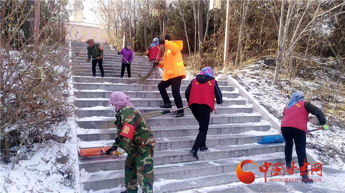 蘭州榆中：落雪城市美如畫(huà) 清晨早起掃雪忙