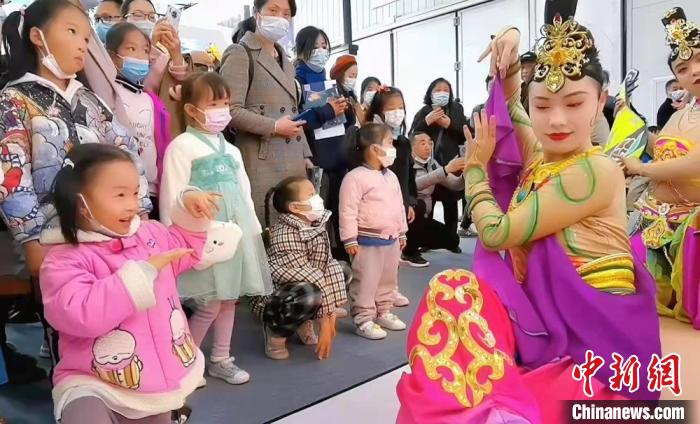 圖為敦煌舞者在湖北武漢文旅博覽會展區(qū)，教當?shù)匦∨笥讯鼗臀栉枳恕?資料圖) 甘肅省文化和旅游廳供圖