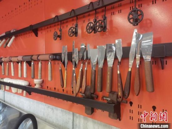 圖為徐晉林制作雕版敦煌壁畫所用工具?！￠Z姣 攝