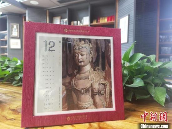 圖為徐晉林制作的敦煌題材的手工書《走進沙漠敦煌——莫高窟與藏書票藝術(shù)》，深受讀者喜愛?！￠Z姣 攝